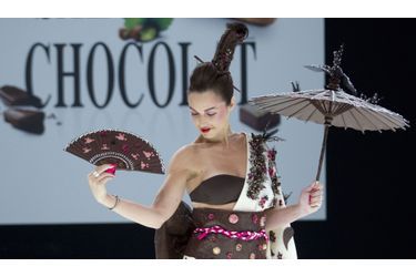 Natasha Saint Pier a représenté l'Asie dans son kimono créé par Karyne Lauhon, Jean-Marc Rué et Keiko Orihara, pour Monsieur Chocolat.