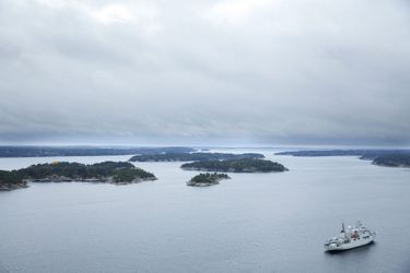 Un bateau de la marine suédoise parcourt l'archipel de Stockholm, dimanche.
