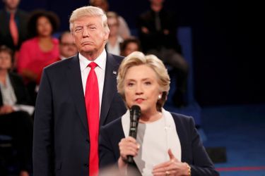 Donald Trump et Hillary Clinton lors du deuxième débat présidentiel à Saint-Louis, le 9 octobre 2016.