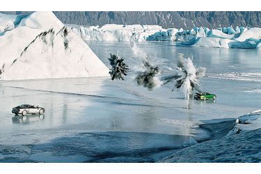« Meurs un autre jour », 2002, réalisateur : Lee Tamahori. Sur un lac gelé en Islande, Bond-Pierce Brosnan et son Aston affrontent le méchant Zao et sa Jaguar.