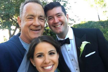 Tom Hanks prend un selfie avec les jeunes mariés