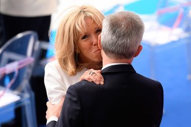 Brigitte Macron salue le ministre de la Transition écologique. 