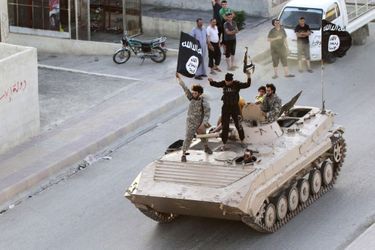 Des militants de l&#039;Etat islamique paradent à Raqqa, leur fief.