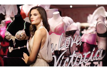 Alessandra Ambrosio révèle le soutien-gorge Floral Fantasy de Victoria’s Secret dans l’une des boutiques de la marque à New York. 