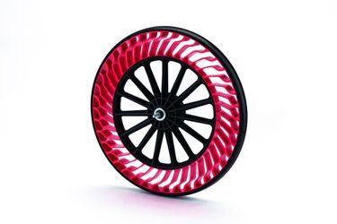 Bridgestone Air Free:  Ce pneu à structure unique à rayons pour deux-roues est réalisé à base de résine et non plus de caoutchouc. Dépourvu d’air, il ne risque ni de se dégonfler ni de crever.