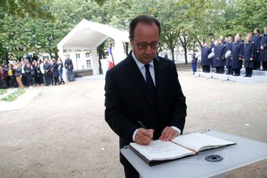 Lundi, François Hollande prend part à l&#039;hommage national aux victimes du terrorisme, aux Invalides, à Paris.