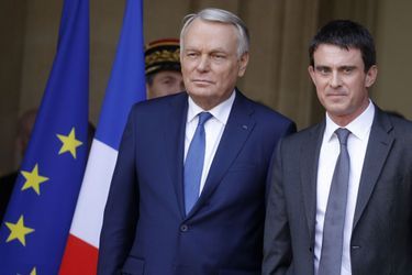 Jean-Marc Ayrault et Manuel Valls le 1er avril dernier, lors de la passation de pouvoir. Depuis l&#039;arrivée de l&#039;ancien ministre de l&#039;Intérieur à Matignon, les rémunération ont bondi.