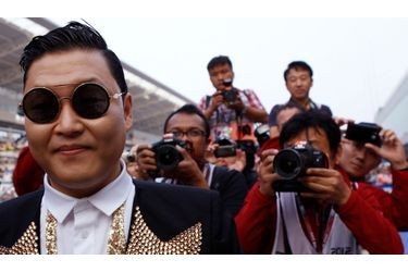 Psy, le désormais mondialement célèbre chanteur du tube &quot;Gangnam Style&quot; a fait un tour sur le circuit du Grand Prix de Formule 1 de Corée du Sud, d&#039;où il est originaire. La star de la K-Pop a notamment donné une petite leçon de sa danse au pilote Sebastian Vettel...