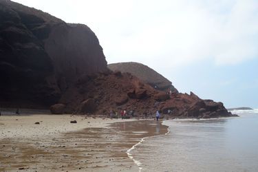 L&#039;amas de pierres se dresse à la place de l&#039;arche sur la plage de Legzira, au Maroc. 