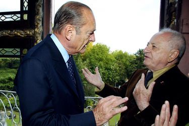 Jacques Chirac et Pierre Bergé, propriétaire du musée, lors de sa visite du cabinet de travail d'Emile Zola, en octobre 2002 à Medan. 
