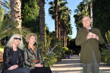 Pierre Bergé, Loulou de la Falaise et Betty Catroux au jardin Majorelle à  Marrakech en novembre 2010. 
