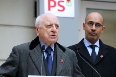 <br />
Pierre Bergé et Harlem Désir le 30 novembre 2012, au siège du Parti socialiste où un ruban rouge géant orne la façade à l'occasion de la journée mondiale de lutte contre le SIDA. 