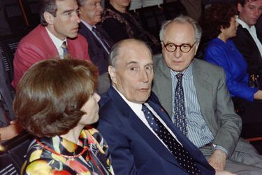 François Mitterrand, son épouse Danielle Mitterrand et Pierre Bergé lors d'un concert en l'honneur de Charles Trenet à l'Opera Bastille en mai 1993.