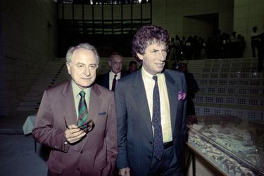 Pierre Bergé et Jack Lang visitent l'Opéra Bastille en août 1988.