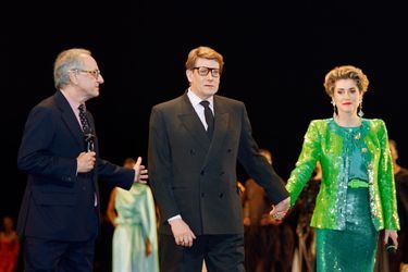 Pierre Bergé aux côtés d'Yves Saint-Laurent et de Catherine Deneuve en février 1992 à l'Opéra Bastille, pour célébrer les 30 ans de la création de la maison Yves Saint Laurent. 