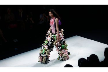 Un mannequin défile avec une création de stylistes émergents présentés par Femina Magazine lors de la Fashion Week de Shanghai.