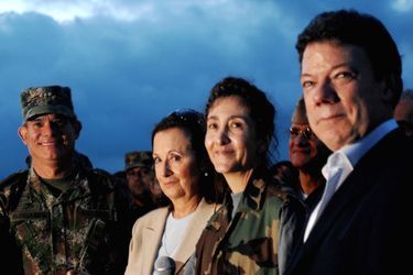 Ingrid Betancourt et Juan Manuel Santos (à droite) en 2008, lors de sa libération des mains des Farc.