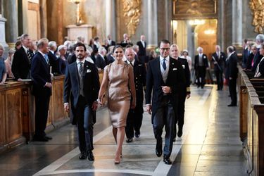 La princesse Victoria de Suède entre son frère le prince Carl Philip et son mari le prince consort Daniel à Stockholm, le 4 septembre 2017