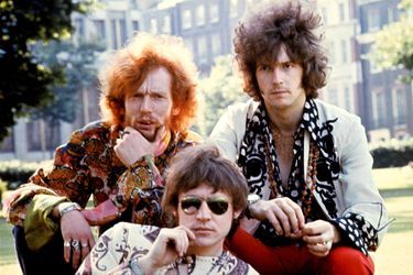 Jack Bruce, en bas avec les lunettes, entouré de Ginger Baker (g) et Eric Clapton du temps de Cream.