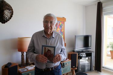 Jean Mercier, en octobre 2015, tient une photo de sa femme qu&#039;il a aidé à mourir en 2011.  