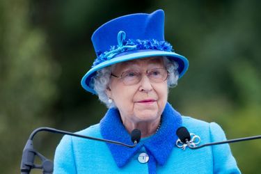 Ce mercredi 9 septembre, la reine Elizabeth II, avec son époux le prince Philip, depuis toujours à ses côtés, a inauguré la remise en service de la célèbre ligne de chemin de fer de «Waverley Route» en Écosse<br />
, abandonnée à la fin des années 1960. En ce jour où elle battait le record de longévité sur le trône britannique détenu jusqu’alors par son aïeule la reine-impératrice Victoria, la souveraine, dont la prise de parole en public est rarissime, a prononcé un discours.Chaque dimanche, le Royal Blog de Paris Match vous propose de voir ou revoir les plus belles photographies de la semaine royale.