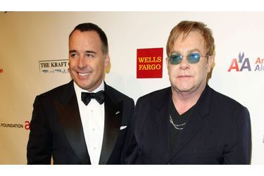 Elton John et son compagnon David Furnish posent sur le tapis rouge juste avant le gala de charité &quot;An Enduring Vision 2012&quot;, organisée par la fondation du chanteur à New York.