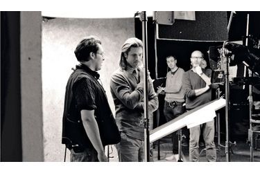 Making of du tournage de la publicité photographié par Sam Taylor Wood. Brad Pitt au côté de Joe Wright, le réalisateur du nouveau film Chanel N° 5.