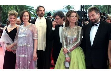  Aux côtés de Jeremy Irons, Nicole Garcia ou encore Luc Besson, Kristin Scott-Thomas (enceinte de son troisième enfant) est membre du jury du 53ème festival de Cannes.