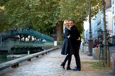 Promenade en amoureux au bord du canal Saint-Martin, à Paris, lundi 13 octobre. Nikos a grandi à Paris ; Tina, à Londres.