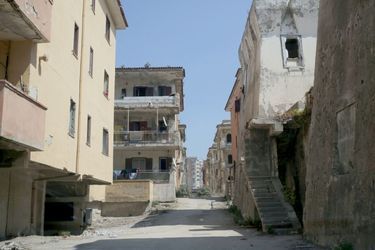 Proche de la mer, le quartier Villaggio Coppola. Il semble abandonné mais loge des Italiens pauvres et des sans-papiers.