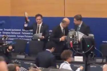 Angelo Ciocca enlève sa chaussure et écrase avec les notes de Pierre Moscovici.