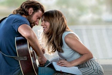 Dans « A Star is Born », Bradley Cooper, vedette de la country, tombe amoureux de Lady Gaga, une chanteuse très prometteuse…