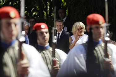 Brigitte et Emmanuel Macron lors de la cérémonie d&#039;accueil, à Athènes, jeudi.