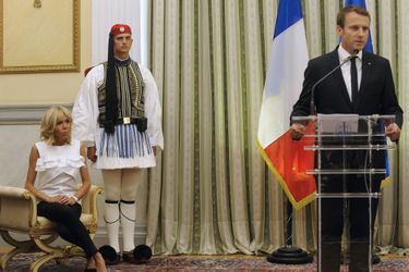 Brigitte Macron écoute son époux alors qu&#039;il s&#039;exprime devant la presse au palais présidentiel, à Athènes, jeudi.