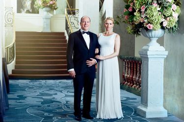Le 8 octobre au Beverly Wilshire Hotel, à Los Angeles, lors du 30e gala de la Fondation Princesse Grace. Charlène est en robe Dior haute couture, en mousseline blanche, spécialement dessinée pour elle.