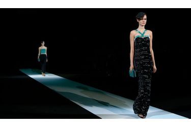 Giorgio Armani a présenté lors de la Fashion week de Milan sa nouvelle collection prêt-à-porter printemps-été 2013. Le créateur italien a une fois encore fait preuve d&#039;une inventivité à toute épreuve à l&#039;aide d&#039;imprimés rappelant l&#039;espace et de couleurs faisant envier l&#039;été déjà fini. Retour en images sur le défilé.