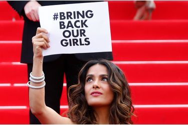 Salma Hayek brandissant une pancarte «Bring back our girls» au 67ème Festival de Cannes le 17 mai 2014