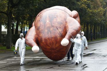 A Munich, mercredi, des manifestants défilent contre le Tafta aux côtés d'un "poulet au chlore" géant.