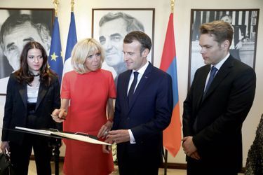 Le 11 octobre, Emmanuel et Brigitte Macron, entourés par Nicolas Aznavour et sa femme Kristina Sarkisyan, à la Maison Charles-Aznavour à Erevan.