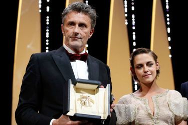 Pawel Pawlikowski a reçu le prix de la mise en scène à Cannes des mains de Kristen Stewart.