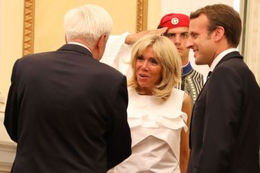 Prokopis Pavlopoulos salue Brigitte Macron au palais présidentiel, jeudi.