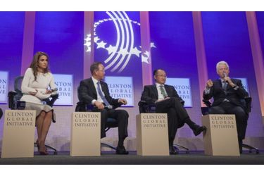Lors d&#039;un débat de la Clinton Global Initiative 2012, de gauche à droite : la Reine Rania de Jordanie, le Secrétaire général des Nations unies Ban Ki-Moon, le président de la Banque Mondiale Jim Yong Kim et Bill Clinton.