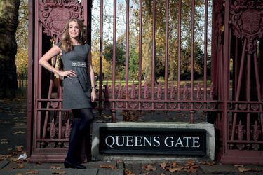 Tessy de Nassau devant la Queen's Gate de Kensington Gardens, l'un des parcs royaux de Londres. Elle y fait son jogging quotidien.	