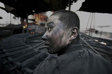 Un travailleur du parc industriel de Wuhai, en Mongolie-Intérieure, où beaucoup d’usines polluantes ont été implantées. Le 10 avril 2005.