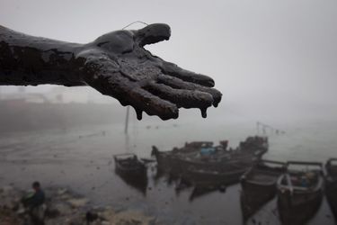 Une marée noire provoquée par l’explosion d’un pipeline, à Dalian, en 2010: 13000 tonnes de pétrole dans une eau qui fait vivre des milliers de pêcheurs. 