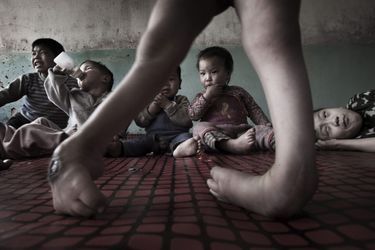 La province du Shanxi a le plus fort taux de malformations infantiles du pays. Chez un couple de fermiers qui a adopté 17 enfants infirmes. En avril 2009. 