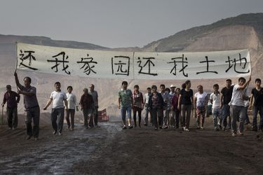  Manifestation de paysans à Wujiatai, en juillet 2015. Sur leur bannière: «Rendez-nous notre terre». 4.
