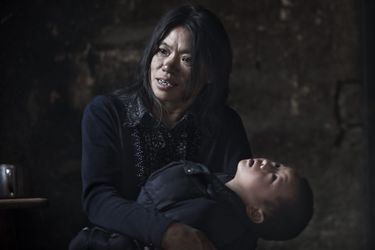  Li Xu, 3 ans, dans les bras de sa grand-mère. L’hôpital a relevé un taux excessif de plomb dans son sang.