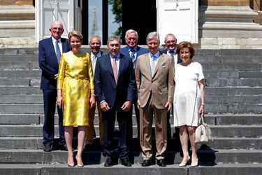 La reine Mathilde et le roi des Belges Philippe avec Eddy Merckx, sa femme et ses coéquipiers de 1969 à Bruxelles, le 5 juillet 2019