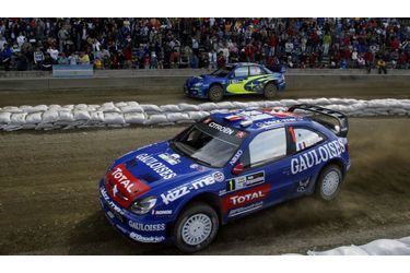 Lors d'une épreuve en parallèle au rallye d'Argentine, en 2006, Sébastien Loeb affronte le Norvégien Petter Solberg.